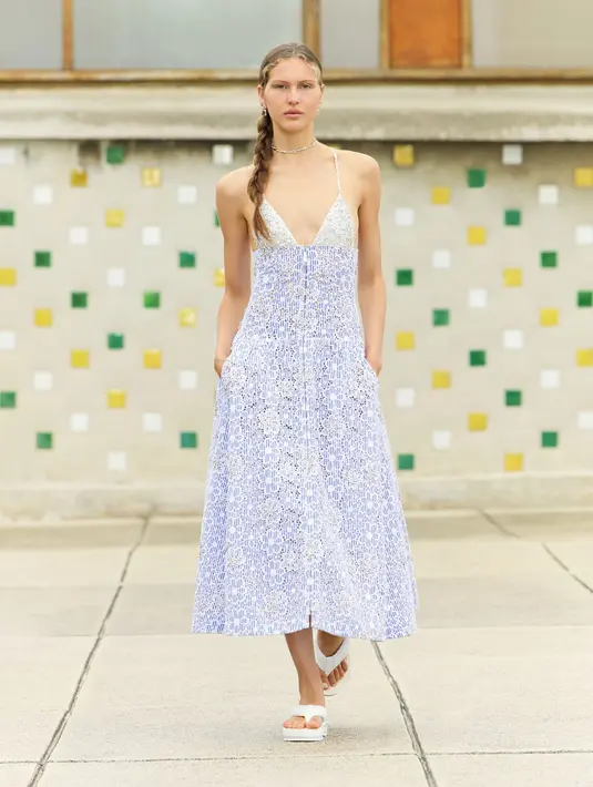 Gaun mini tube fuzzy bergaris pelangi dan cropped cardi yang serasi juga keren, begitu pula tampilan akhir yang serba putih – parade semilir wanita Chanel yang percaya diri menjelajahi kota pelabuhan dengan sandal jepit platform kain terry atau kulit paten hitam tanpa embel-embel flat.