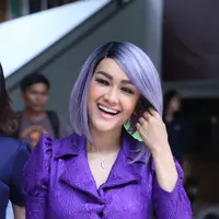 "Udah dari kemarin memang disediakan baju ungu ini. Jadi memang sengaja pakai ungu," ucap Jupe saat memasuki ruang sidang. (Nurwahyunan/Bintang.com)