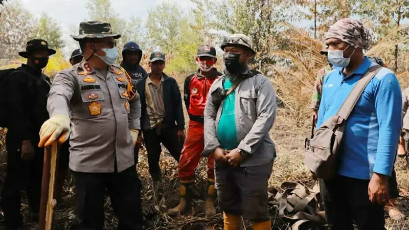 Kapolda Riau Irjen Agung Setya Imam Effendi berbincang dengan petugas pemadam karhutla.