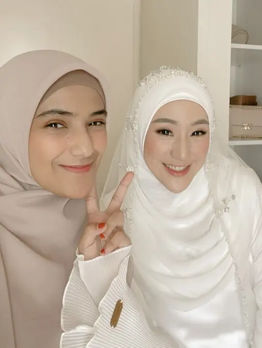 <p>Terlihat, Nadya mengaplikasikan blushon dan eyeshadow coral. Dengan lipstik tipisnya. [@nadyamustikarahayu]</p>