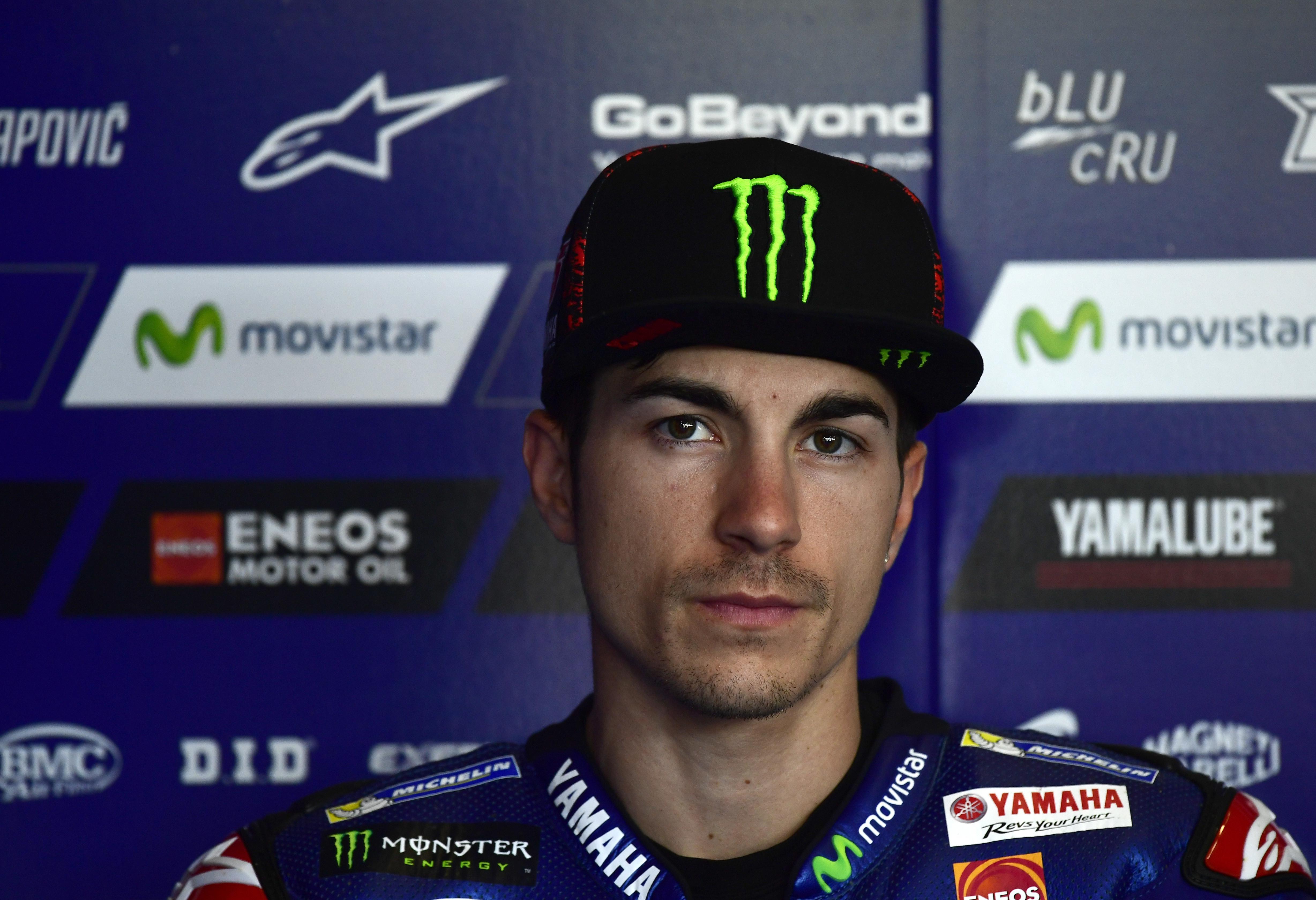 Ekspresi kekecewaan Maverick Vinales, pembalap Movistar Yamaha, usai mendapatkan hasil buruk pada latihan bebas pertama dan kedua MotoGP Spanyol 2017. (PIERRE-PHILIPPE MARCOU / AFP)
