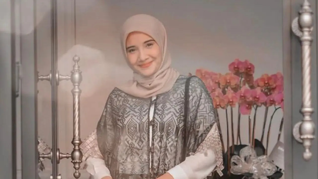 Atau bisa juga tiru gaya Revalina temat yang tampil cantik mengenakan silk kaftan dengan aksen payet yang mewah.