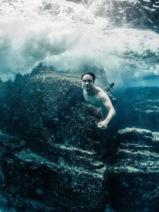 "Saat itu tidak ada toko, tidak ada supermarket. Ketika aku lapar, aku harus pergi mencari makan sendiri. Harus benar-benar hidup bersama bumi dan laut  sekitar 5 tahun sampai akhirnya ibuku tahu aku tidak sekolah, tapi malah hidup sebagai anak hutan," tambahnya. (Instagram/hamisdw)