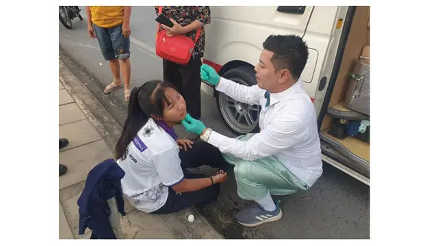 Bantu Korban Kecelakaan di Hari Pernikahan, Tim Paramedis Ini Viral