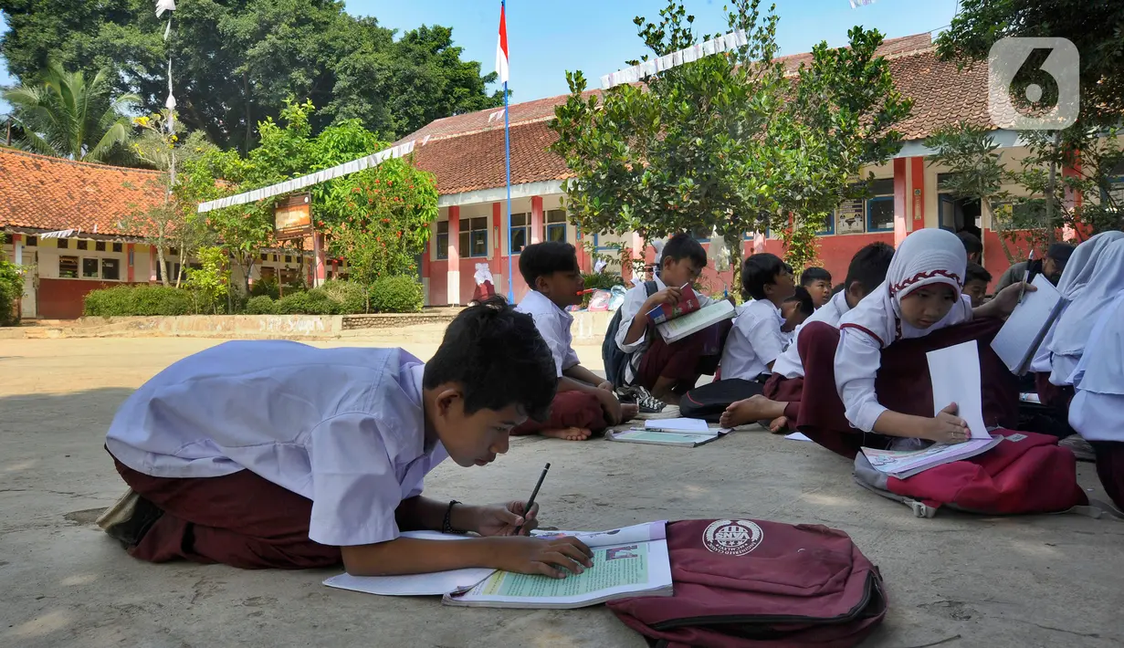 Murid Kelas VI belajar di halaman sekolah di SDN Sukagalih, Kampung Benda, Desa Mekargalih, Kecamatan Cikalong Kulon, Cianjur Senin (29/8/2022). Akibat tiga ruangan kelas rusak berat dan terancam ambruk, sejumlah murid terpaksa belajar di halaman dan musholla sejak awal pembelajaran tatap muka Juli kemarin. (merdeka.com/Arie Basuki)