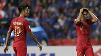 Pemain Timnas Indonesia lesu setelah kalah 2-4 dari Thailand, Sabtu (17/11/2018) di Stadion Rajamangala, Bangkok. (Bola.com/Muhammad Iqbal Ichsan)
