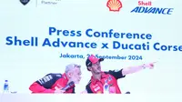 Francesco Bagnaia (kanan) dan Sporting Director Ducati Corse, Mauro Grassilli, hadir di Jakarta dalam acara konferensi pers Shell Advance, Rabu (25/9/2024) sore WIB. (Bola.com/Daffa Satrio)