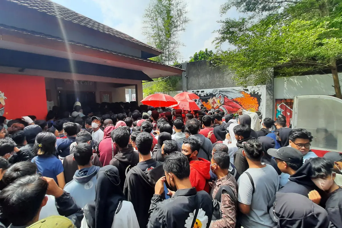 Antrean Tiket Laga Perdana Piala Presiden 2022