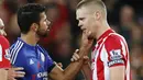 Pemain Chelsea, Diego Costa (kiri), bersitegang dengan pemain Stoke City, Ryan Shawcross, pada lanjutan Liga Premier Inggris di Stadion Britannia, Stoke, Minggu (8/11/2015) dini hari WIB. (Action Images via Reuters/Ed Sykes)