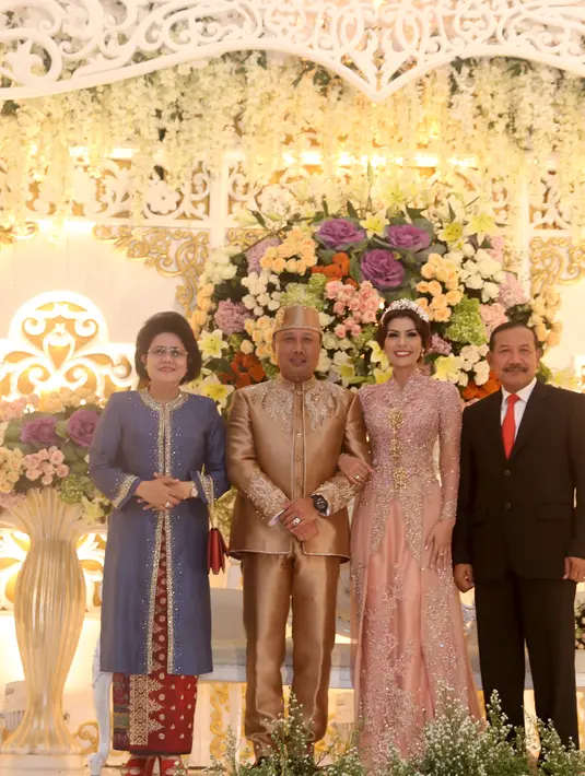 Selain dihadiri Wakil Gubernur DKI Jakarta, Kapolri Jenderal Badrodin Haiti pun hadir di resepsi pernikahan Winny Charita dan Kapolda Kalimantan Selatan. Acara yang berlangsung khidmat ini juga dihadiri sejumlah artis ternama. (Andy Masela/Bintang.com)