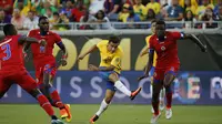 Gelandang Timnas Brasil, Philippe Coutinho (dua dari kanan) melakukan sepakan yang berujung gol ke gawang Haiti, pada pertandingan kedua Grup B Copa America Centenario 2016, di Camping World Stadium, Kamis (9/6/2016) pagi WIB. Brasil unggul 7-1.  (Reuters