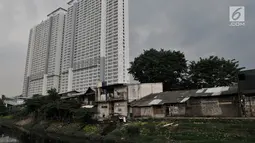 Apartemen baru menjulang tinggi dengan pemandangan rumah semipermanen di Jakarta, Selasa (16/4). Data Colliers International mencatat pada kuartal I-2019 tambahan pasokan apartemen sebanyak 1.847 unit. Sehingga total apartemen di Jakarta saat ini sebanyak 203.664 unit. (merdeka.com/Iqbal S. Nugroho)