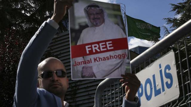 Pengunjuk rasa menuntut pengusutan tuntas kasus terbunuhnya jurnalis Jamal Khashoggi (AP/Emrah Gurel)