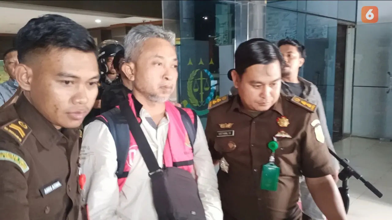 Kejati Sulsel menetapkan mantan Kepala Cabang PT Surveyor Indonesia di Makassar sebagai tersangka dugaan korupsi Rp20 miliar (Liputan6.com/Eka Hakim)