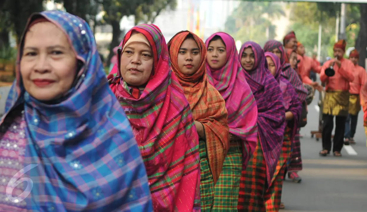 Perempuan dari Sumbawa Barat mengenakan pakaian Kedung "Kere" Dua dalam Parade Budaya Lombok Sumbawa 2016 di Jakarta, Minggu (17/7). Parade ini memperkenalkan seni dan budaya NTB menyambut kegiatan Visit Lombok Sumbawa 2016. (Liputan6.com/Gempur M Surya)