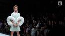 Model berpose diatas catwalk mengenakan karya desainer Bunka School of Fashion dalam ajang Jakarta Fashion Week 2018 di Senayan City, Jakarta, Kamis (26/10). Bunka School of Fashion mengusung “Diversity in Art". (Liputan6.com/Faizal Fanani)