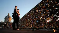 Pagar Gembok Cinta atau yang lebih di kenal dengan nama 'Love Locks' di Paris runtuh. 