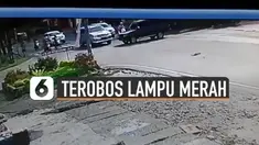 Video mobil kijang terbalik karena terobos lampu merah viral di media sosial.