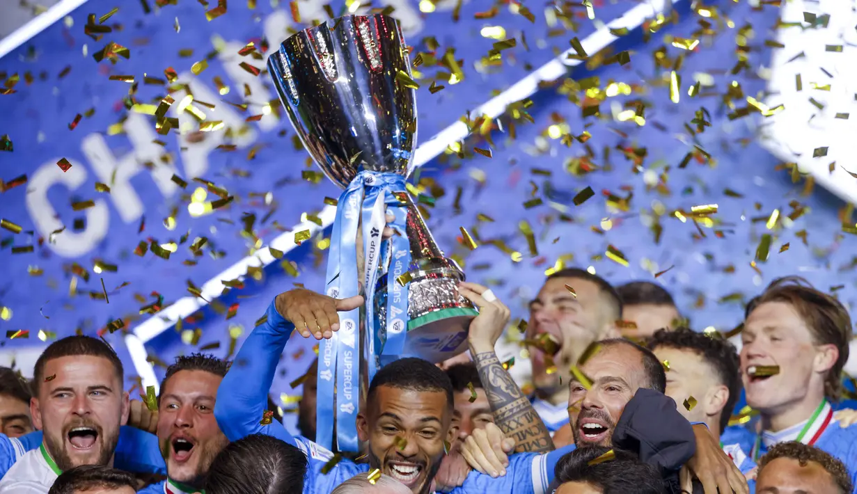 Sebagai informasi, ini menjadi trofi Piala Super Italia ketiga bagi Napoli setelah 1990 dan 2014. Tampak dalam foto, para pemain Napoli merayakan kemenangan dengan trofi setelah memenangkan pertandingan final Piala Super Italia melawan Bologna di Stadion King Al-Awwal Park, Riyadh pada Senin 22 Desember 2025 malam waktu setempat. (Fayez NURELDINE/AFP)
