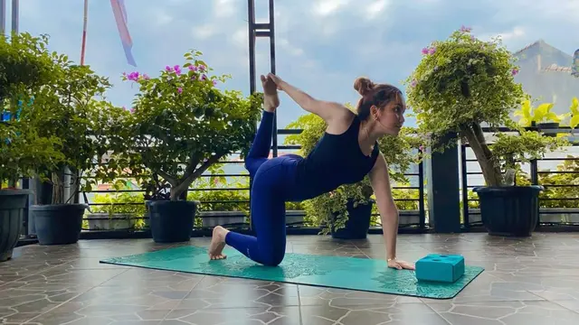 6 Potret Ayu Ting Ting saat Yoga, Pamer Tubuh Lentur
