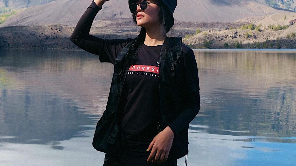 10 Inspirasi Hiking Outfit Wanita, Tampil Stylish &amp; Nyaman di Alam Bebas