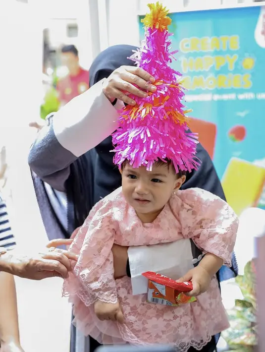 Sesuai dengan konsep, Amala tampil menggemaskan mengenakan dress lengan panjang dengan aksen bunga-bunga warna pink. [@_irishbella_]