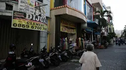 Suasana pertokoan yang dijual hingga disewakan akibat dampak pandemi Covid-19 di Pasar Baru, Jakarta, Sabtu (14/8/2021). Pemerintah resmi menanggung PPN 10 persen atas sewa toko atau gerai para pedagang eceran guna mendorong dunia usaha agar bertahan dari krisis pandemi. (Liputan6.com/Faizal Fanani)