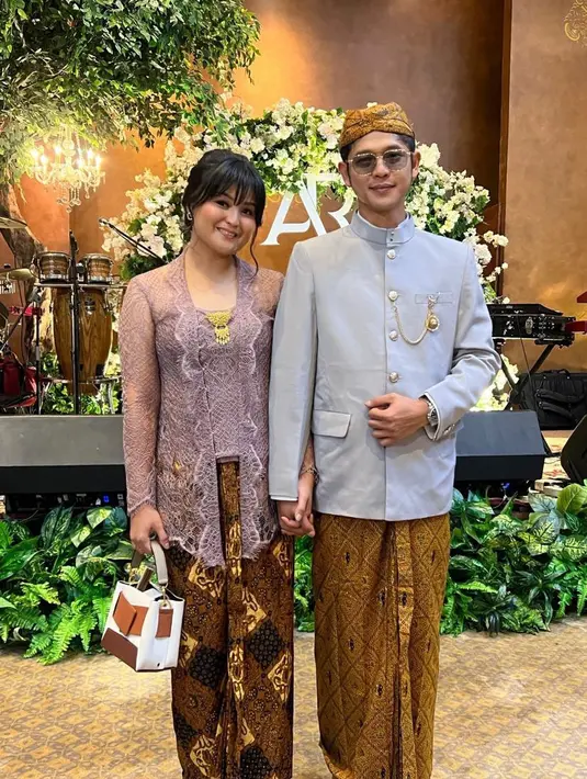 Ilman Ibrahim Isa mengenakan beskap dipadukan kain coklat sebagai bawahan serasi dengan blangkonnya. [@ilmanibrahim]