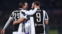 Gelandang Juventus, Federico Bernardeschi (kiri) berselebrasi bersama rekannya Gonzalo Higuain usai mencetak gol ke gawang Fiorentina di Liga Serie A Italia di stadion Atemio Franchi, Florence (9/2). Juventus menang 2-0. (AFP Photo/Filippo Monteforte)