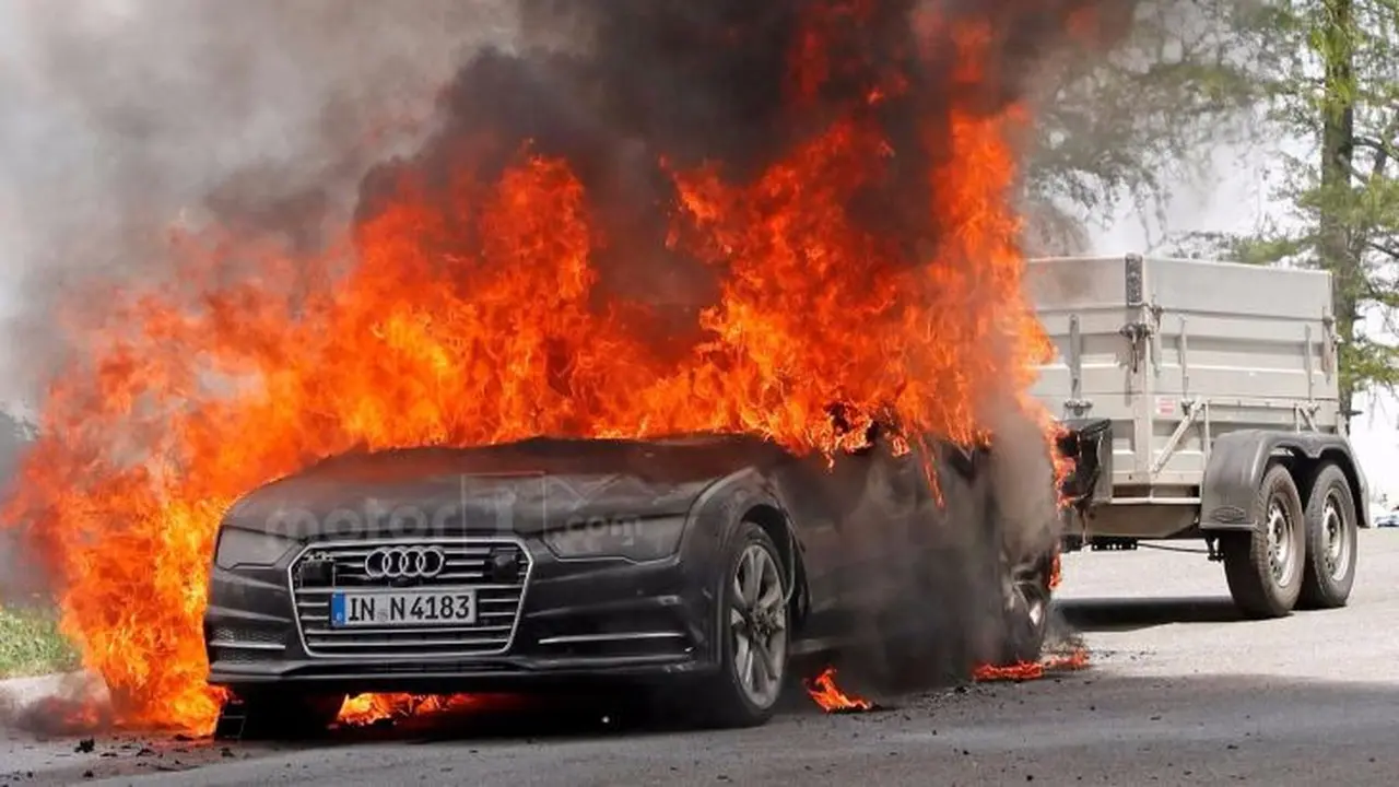 Audi A7 Model 2019 terbakar secara tiba-tiba saat uji kendaraan di pegunungan Alpen, Swiss.