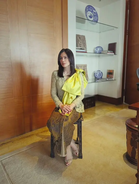 Sementara itu, Wulan Guritno tampil effortless dalam kebaya lace warna sage yang dipadukan dengan kain batik cokelat. Namun yang paling mencuri perhatian adalah aksesori oversized berupa detail pita besar warna kuning neon di bahunya. Sentuhan ini membuat penampilan Wulan terlihat modern, edgy, namun tetap sopan dan elegan. [@wulanguritno].