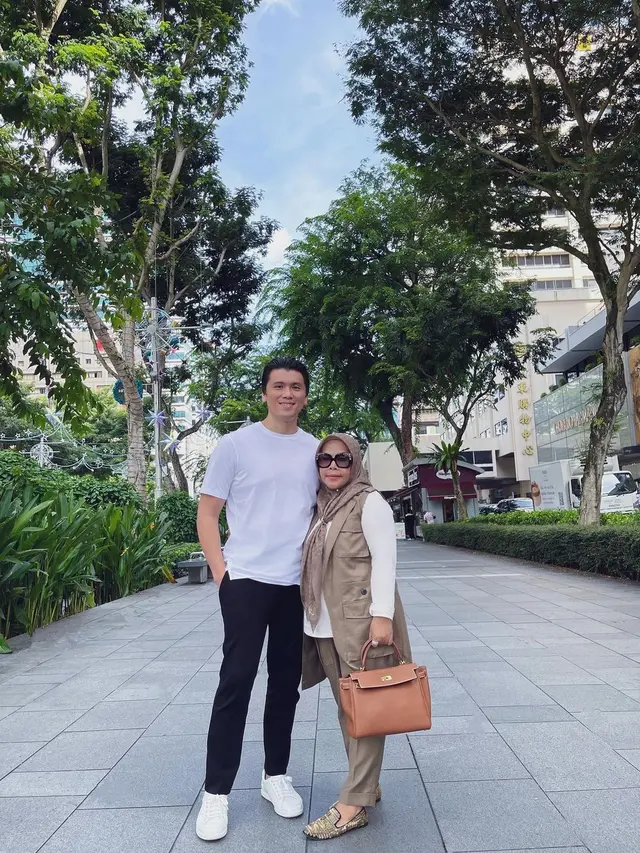 Reino Barack dan Wati Nurhayati