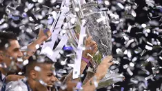 Pemain Real Madrid mengangkat trofi usai memenangkan pertandingan melawan Juventus dalam final Liga Champions di Stadion Cardiff, Wales (3/6). Real Madrid menjadi juara Liga Champions usai mengalahkan Juventus 4-1. (AFP Photo/Filippo Monteforte)