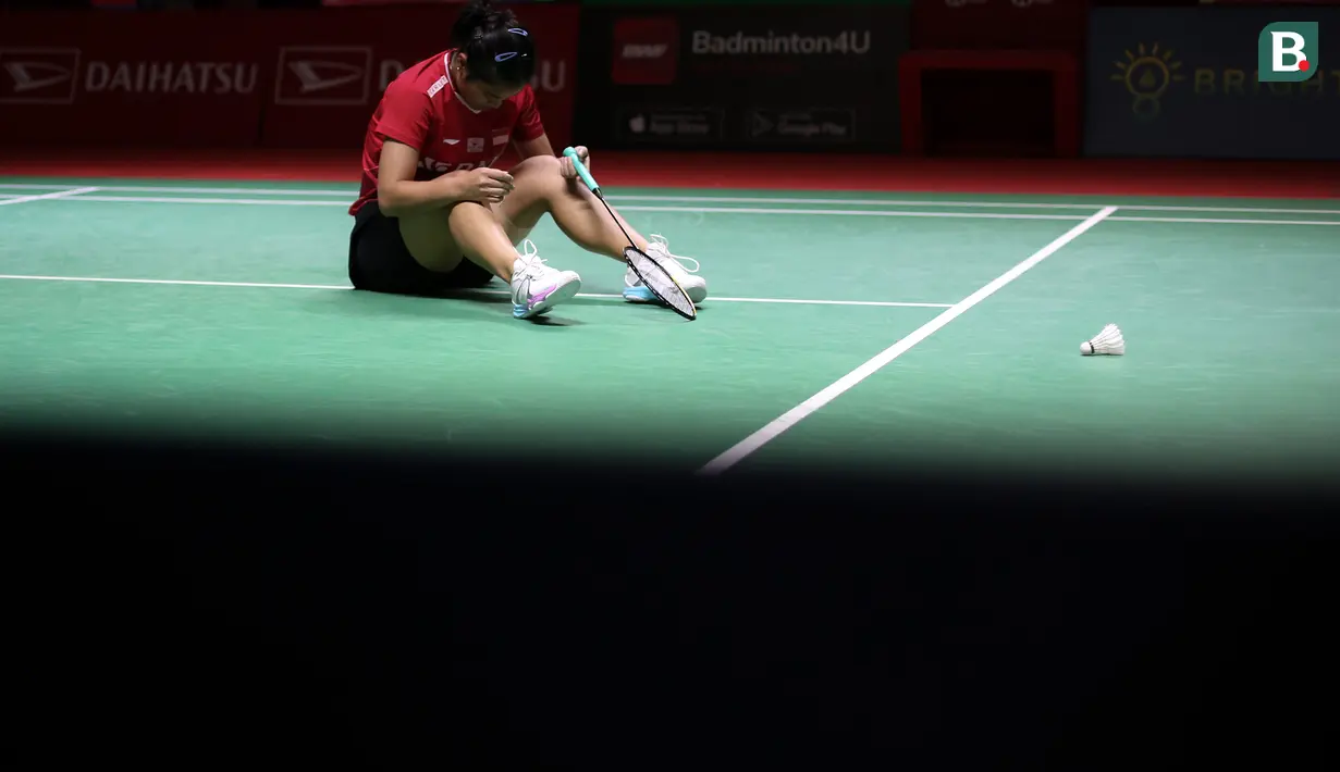 Reaksi kecewa pebulutangkis tunggal putri Indonesia, Gregoria Mariska saat bertanding melawan pebulutangkis China, Han Yue pada laga perempatfinal Indonesia Masters 2023 di Istora Senayan, Jakarta, Jumat (27/01/2023). Gregoria kalah dengan skor 21-12, 8-21, 16-21. (Bola.com/Bagaskara Lazuardi)