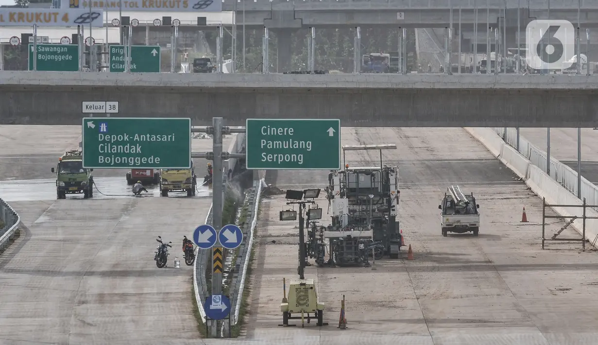 Aktivitas pekerja menyelesaikan tahap finishing proyek Tol Cinere-Jagorawi (Cijago) seksi 3 ruas Kukusan-Cinere di kawasan Tanah Baru, Depok, Minggu (20/11/2022). Proyek Tol Cijago seksi 3 ini direncanakan rampung pada Januari 2023 yang diharapkan dapat meningkatkan konektivitas Tol JORR II yang berdampak positif mengurangi kemacetan di pusat Kota Depok, memperlancar mobilitas warga dan mengurangi kemacetan di ruas tol lain.  (merdeka.com/Iqbal S Nugroho)