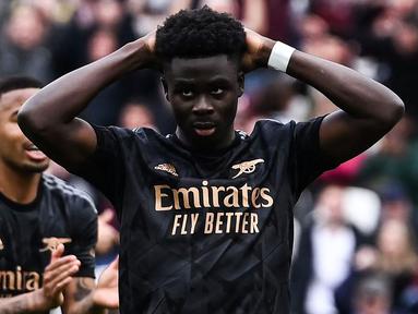 Arsenal kembali membuang kesempatan mempertahankan jarak dengan Manchester City dalam upaya merebut gelar juara Liga Inggris 2022/2023. Terbaru, The Gunners gagal memetik tiga poin penuh di kandang West Ham United, Minggu (16/4/2023) setelah dipaksa bermain imbang 2-2 meski sempat memimpin dua gol terlebih dahulu. Arsenal yang kini hanya unggul 4 poin dan telah memainkan satu laga lebih banyak pun harus bersiap ditikung Manchester City di laga-laga ke depan. (AFP/Ben Stansall)