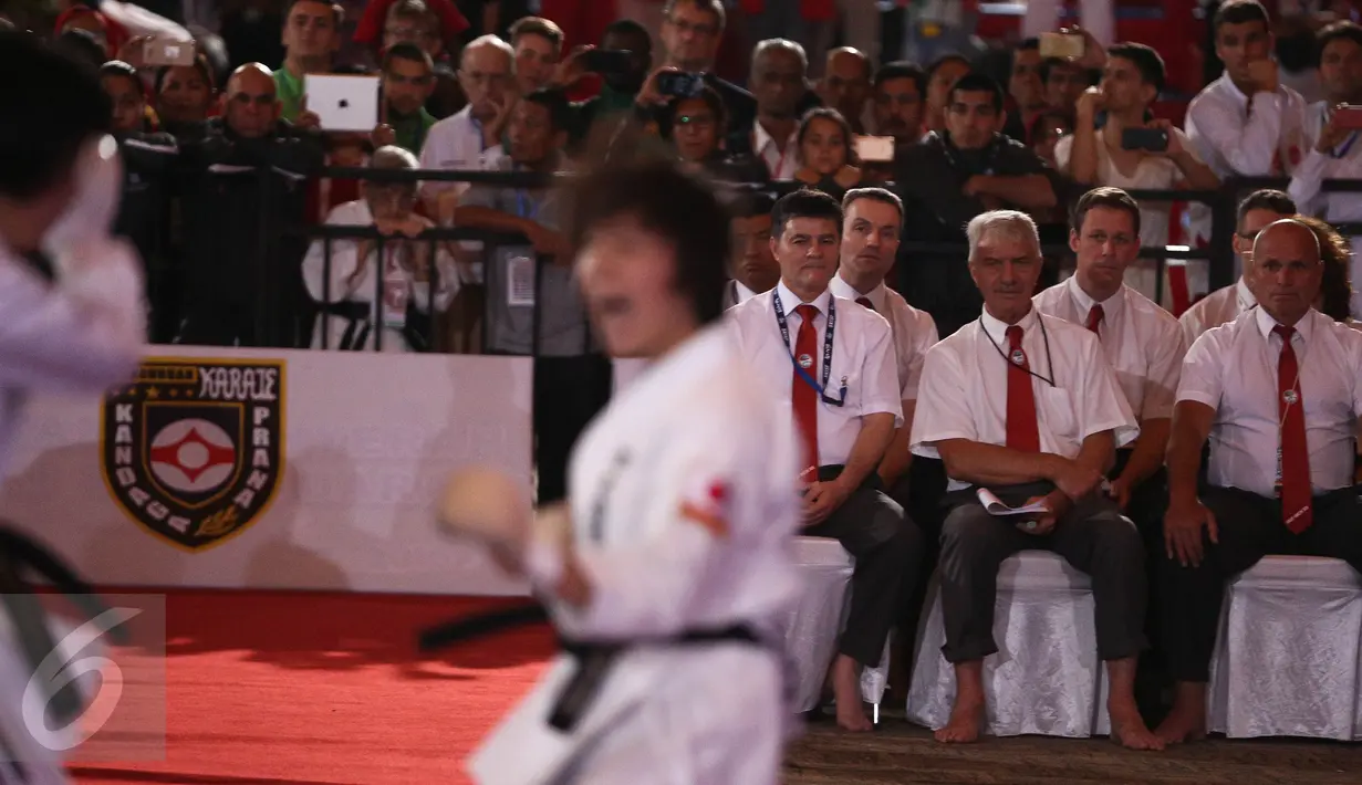 Sejumlah juri memperhatikan peserta yang tampil dalam Kejuaraan Dunia Karate SKIF 2016 di Jiexpo Kemayoran, Jakarta, Minggu (28/8). Kegiatan yang berlangsung dari 26-28 Agustus tersebut diikuti peserta berbagai negara. (Liputan6.com/Faizal Fanani)