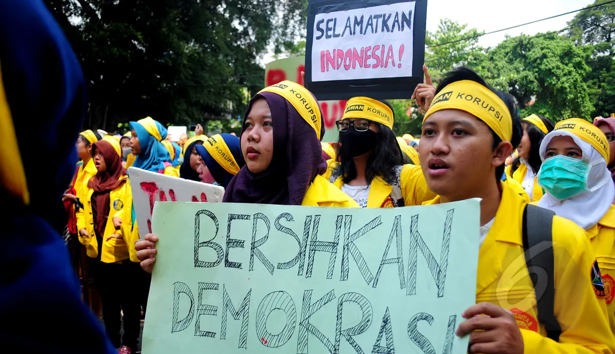 Aksi Badan Eksekutif Mahasiswa (BEM) dan Ikatan Alumni (ILUNI) Universitas Indonesia (UI) lintas almamater saat menggelar Rapat Akbar Gerakan Anti Korupsi (GAK) Nasional di kampus UI Salemba, Jakarta, Jumat (20/3/2015).  (Liputan6.com/Yoppy Renato)