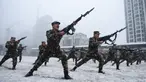 Polisi militer saat mengikuti sesi pelatihan menggunakan senapan berpisau di tengah hujan salju di Hefei, China (15/1/2020). Latihan fisik yang dilakukan anggota polisi militer China meliput angkat ban traktor hingga teknik menyerang dengan menggunakan senapan berpisau. (AFP Photo/Str/China Out)
