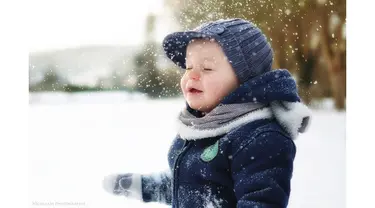 Bahkan ia berselancar sambil menghisap dot bayi di mulut.