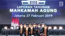 Presiden Joko Widodo dan Wakil Presiden Jusuf Kalla berfoto bersama Ketua Mahkamah Agung, HM Hatta Ali saat menghadiri Pleno Mahkamah Agung (MA) RI tahun 2019 dalam rangka laporan tahunan MA tahun 2018 di Jakarta, Rabu (27/2). (Liputan6.com/Faizal Fanani)