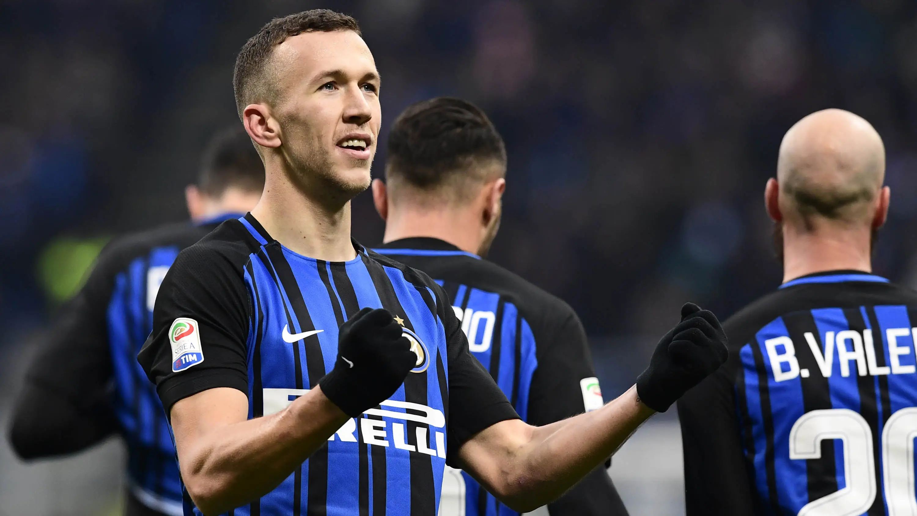 Gelandang Inter Milan, Ivan Perisic, merayakan gol yang dicetaknya ke gawang Chievo pada laga Serie A Italia di Stadion San Siro, Milan, Minggu (3/11/2017). Inter menang 5-0 atas Chievo. (AFP/Miguel Medina)