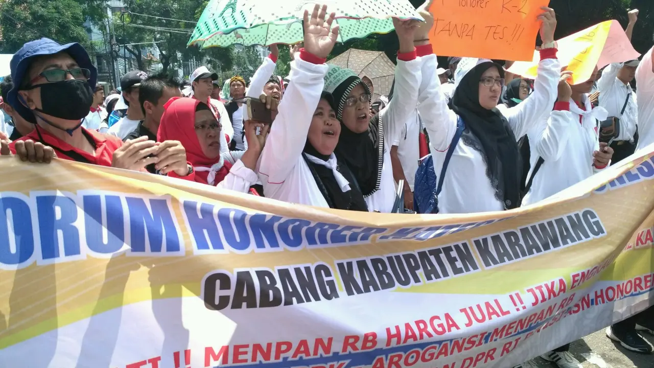 Demo tenaga honorer di KemenpanRB (Foto Mamat Liputan6.com)