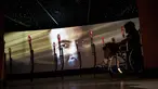 Pengunjung saat berada di Muhammad Ali Center di Louisville, Kentucky (5/6). Muhammad Ali Center merupakan museum dan pusat budaya yang dibangun sebagai penghargaan dan nilai-nilai kepada juara petinju Muhammad Ali. (AFP PHOTO/Brendan Smialowski)