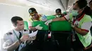 Petugas BNNP DIY melakukan sidak crew pesawat komersial di bandara Adisucipto,Yogyakarta, Kamis (6/10). Sidak dilakukan untuk menagntisipasi penyalahgunaan narkoba saat menerbangkan pesawat. (Liputan6.com/Boy Harjanto)