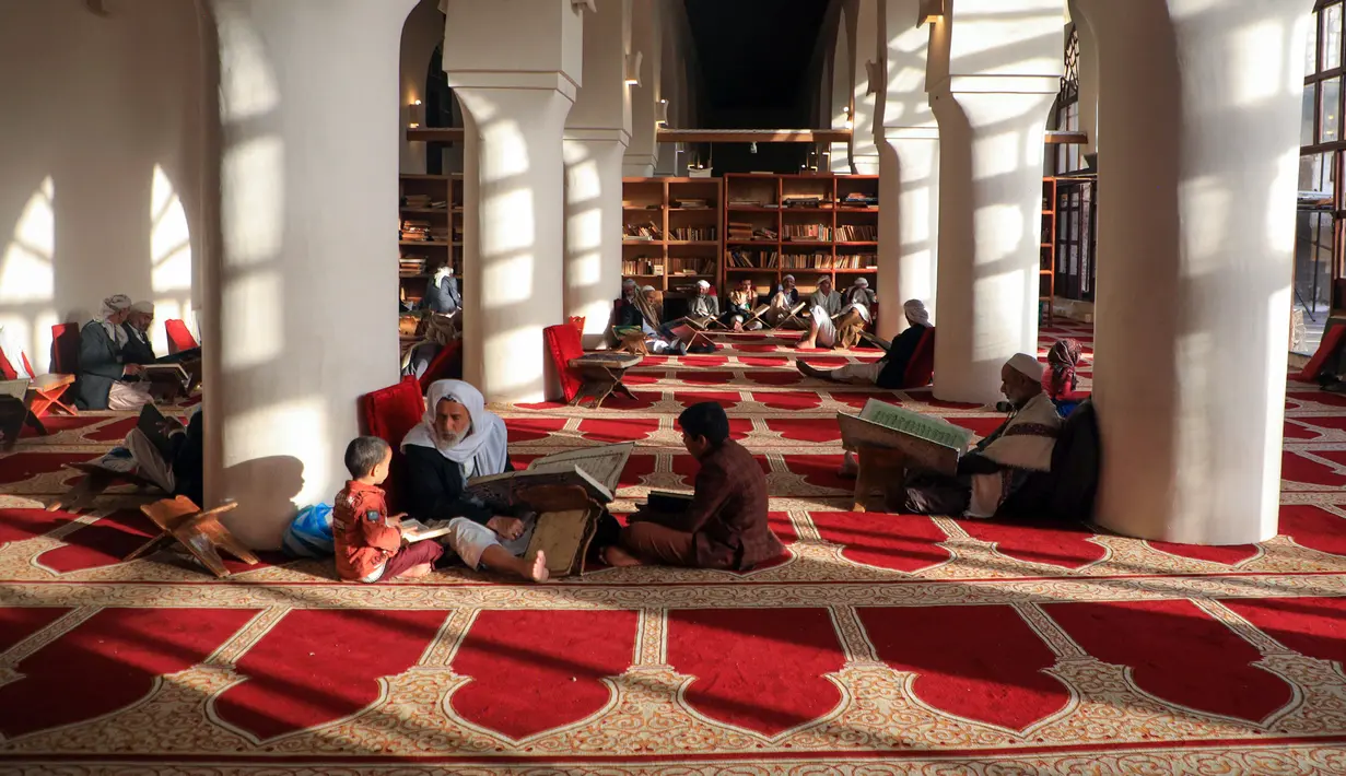 Pria Muslim membaca Al-qur'an pada hari pertama Ramadhan di Masjid Al-Kabir di ibu kota Yaman, Sanaa, 2 April 2022. Pemberontak Huthi yang didukung Iran dan koalisi pimpinan Saudi sepakat untuk mematuhi gencatan senjata dua bulan, yang mulai berlaku pada hari pertama puasa. (MOHAMMED HUWAIS/AFP)