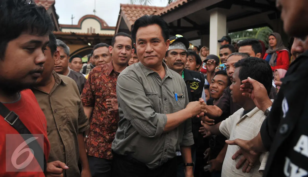 Bakal Cagub DKI Jakarta, Yusril Izha Mahendra saat tiba di Kampung Luar Batang, Jakarta, Rabu (6/4). Yusril akan mendampingi warga Kampung Luar Batang untuk menolak rencana revitalisasi Pemprov DKI Jakarta. (Liputan6.com/Gempur M Surya) 