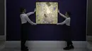 Sebuah mahakarya akhir hayat dari seniman Austria Gustav Klimt dapat menjadi lukisan termahal yang pernah dijual di Eropa saat dilelang akhir bulan ini. (AP Photo/Kirsty Wigglesworth)