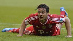 Claudio Pizarro. Striker asal Peru ini memperkuat Bayern Munchen selama 9 musim mulai 2001/2002 hingga 2006/2007 dan 2012/2013 hingga 2014/2015. Gol terakhirnya dicetak di usia 35 tahun 10 bulan dan 14 hari saat melawan Freuben Munster di ajang DFB-Pokal (17/8/2014). (AFP/Guenter Schiffmann)