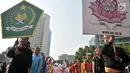 Sejumlah umat lintas agama melakukan gerak jalan menyambut Pemilu 2019 di kawasan Car Free Day, Jakarta, Minggu (21/10). Acara ini melibatkan 6.000 umat Buddha Niciren Syosyu Indonesia (NSI) dan 2.000 umat beragama lainnya. (Merdeka.com/ Iqbal S. Nugroho)